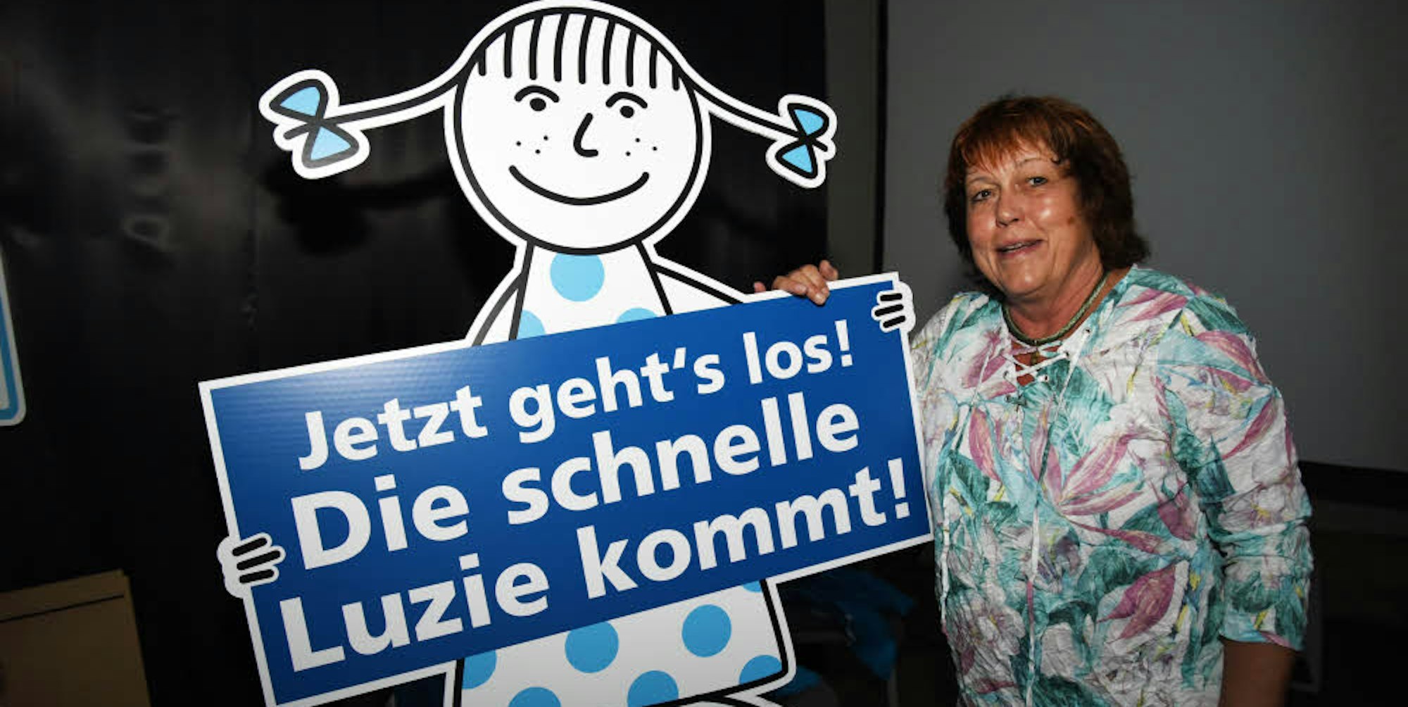 Die GWN haben Geschäftsführerin Marion Wallérus, Nümbrecht bekommt „Luzie“, das Logo der Internetkampagne.