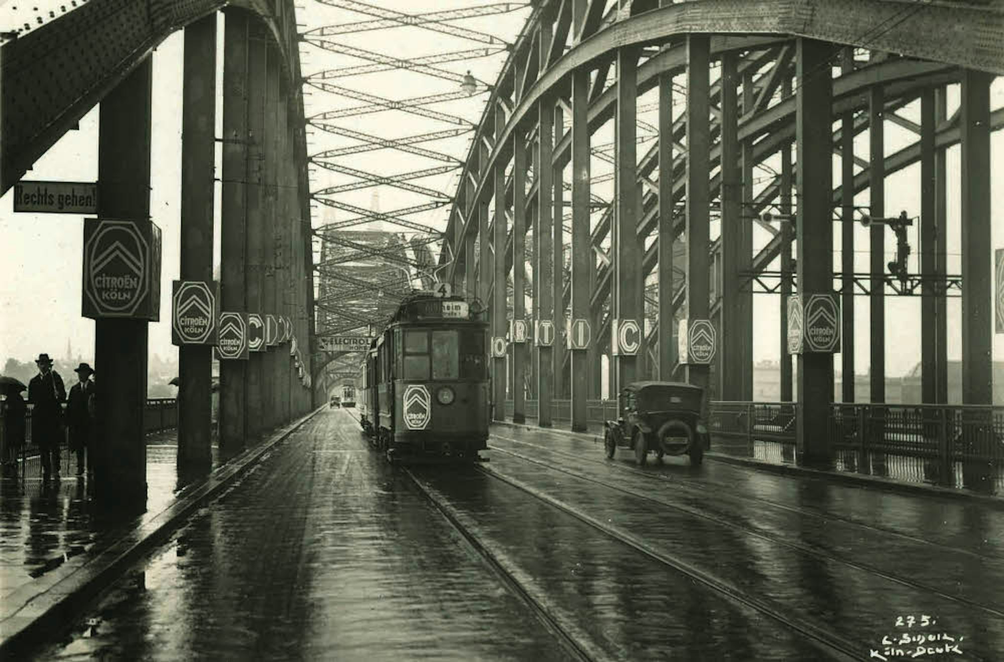 Reichlich Platz für Straßenbahnen, Autos und Fußgänger gab es im Jahr 1928 auf der Hohenzollernbrücke.