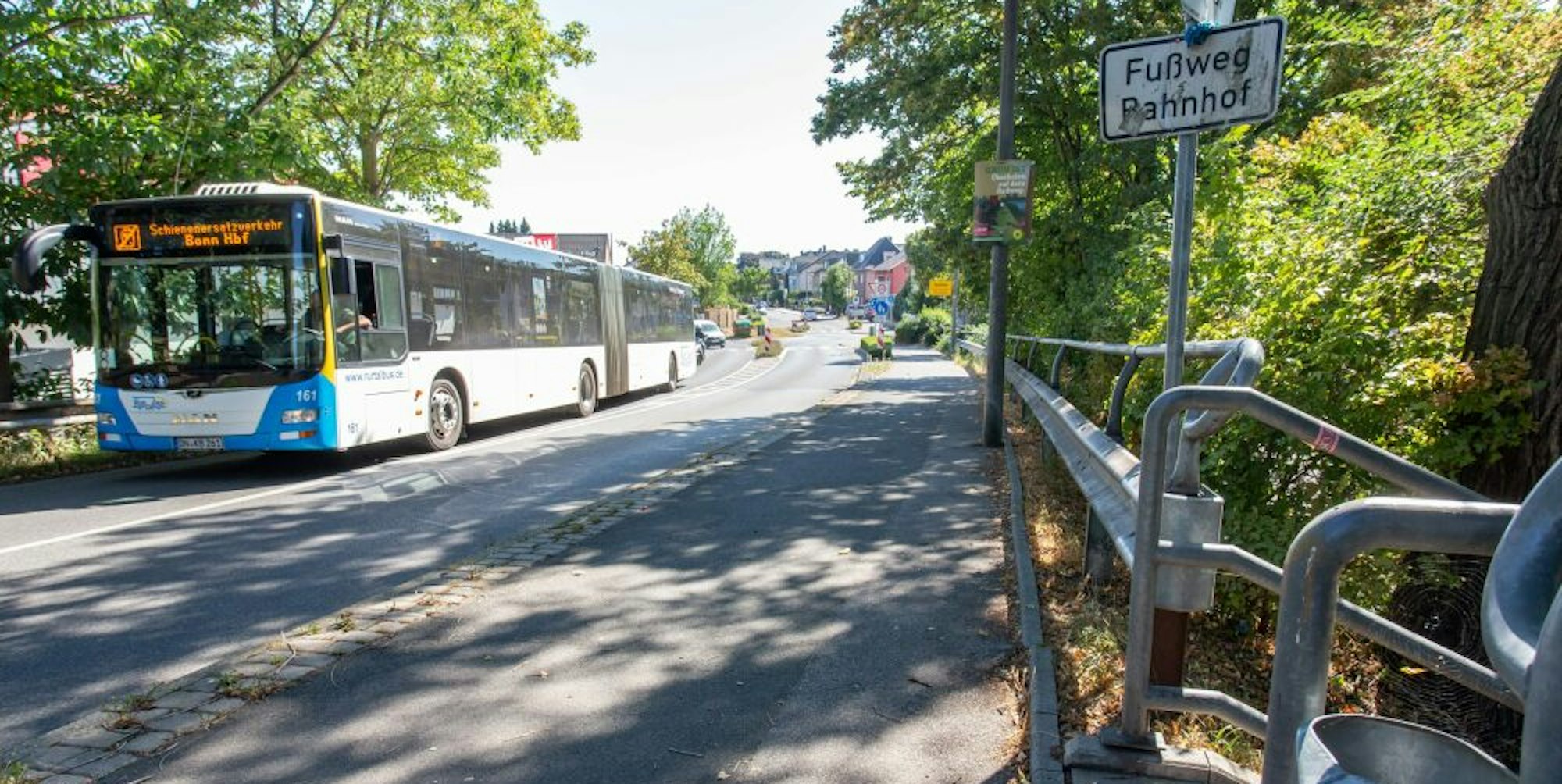 Eine neue Route durch Sechtem fahren die Gelenkbusse, die den Bahnverkehr ersetzen.