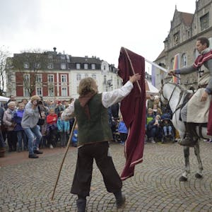 Die berühmte Szene, in der Sankt Martin seinen Mantel mit einem frierenden Bettler teilt, wurde beim Mittelalter-Markt in Bergisch Gladbach gleich mehrfach aufgeführt.
