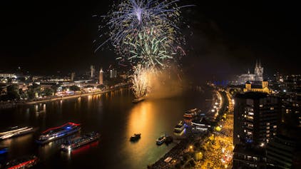 Mit Feuerwerk setzt Georg Alef jedes Jahr zwischen Tanzbrunnen und Bastei bei den Kölner Lichtern den Rhein in Szene.