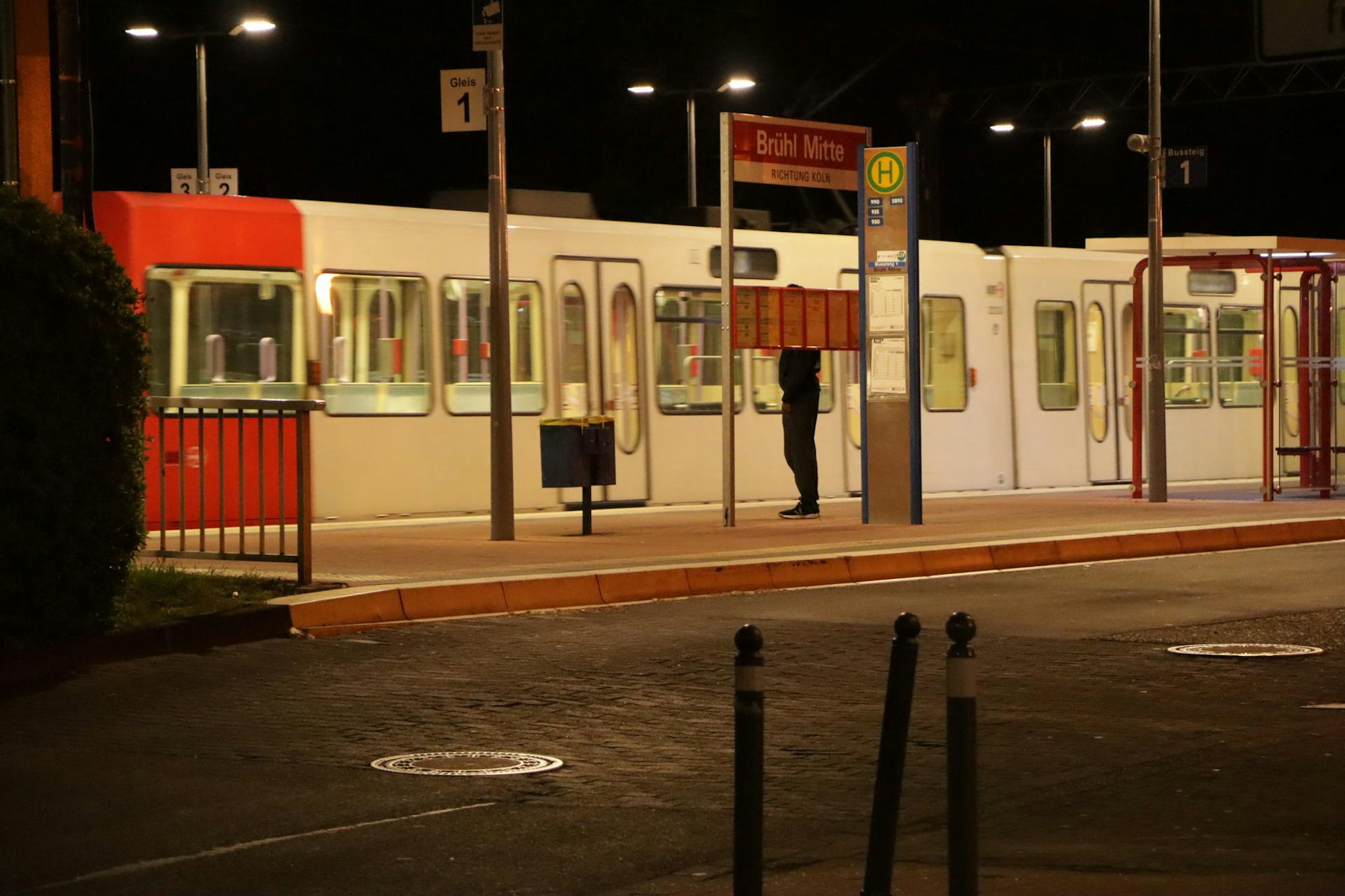 An der Bahnhaltestelle Brühl Mitte ist am Sonntag, kurz nach Mitternacht, nicht viel los. Die Linie 18 ist leer, nur eine Person steht am Bahnsteig.