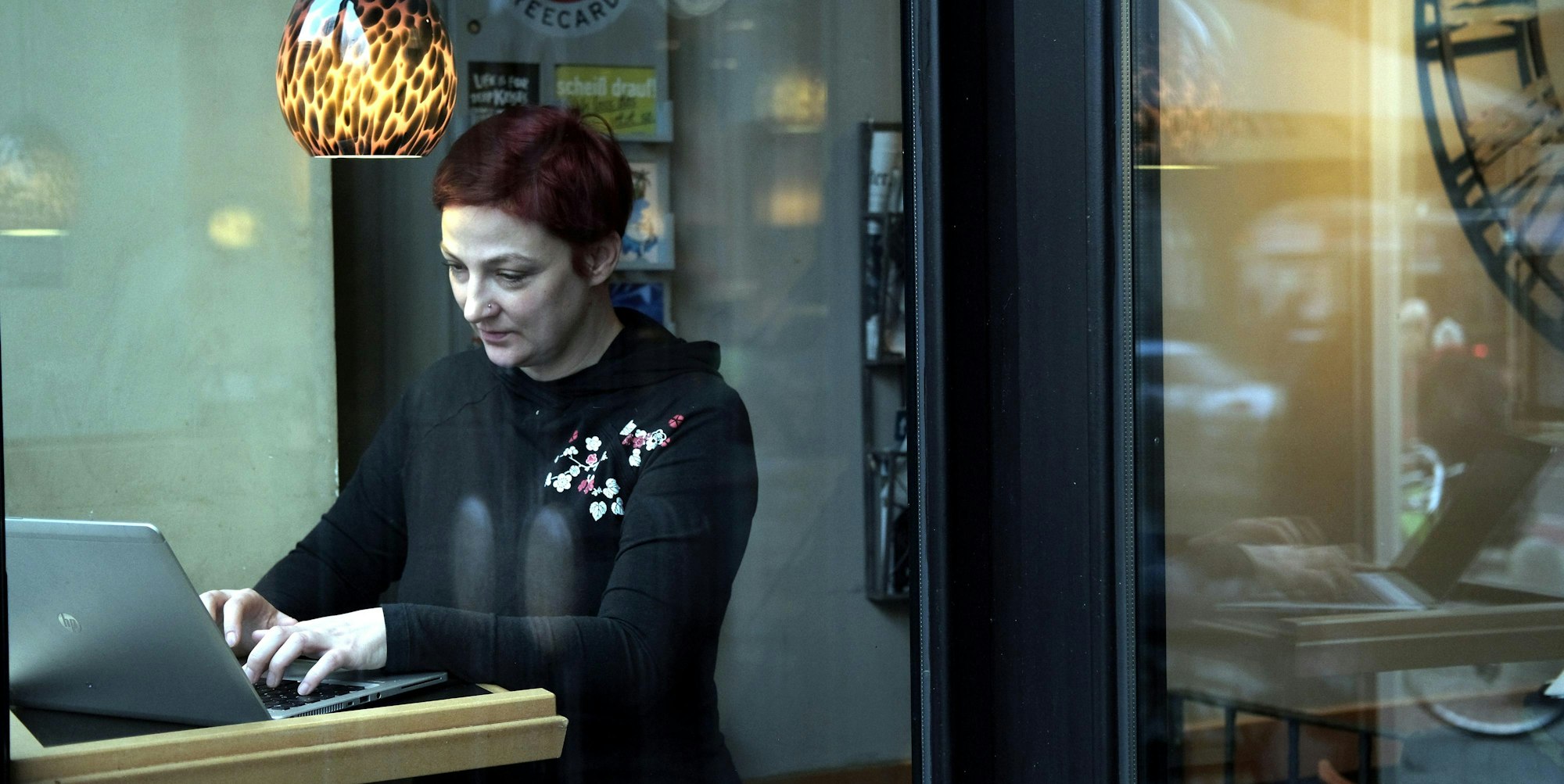 Katja Seide, die derzeit noch in Elternzeit ist, schreibt am liebsten im Café. Dort hat sie einen Stammplatz am Fenster.