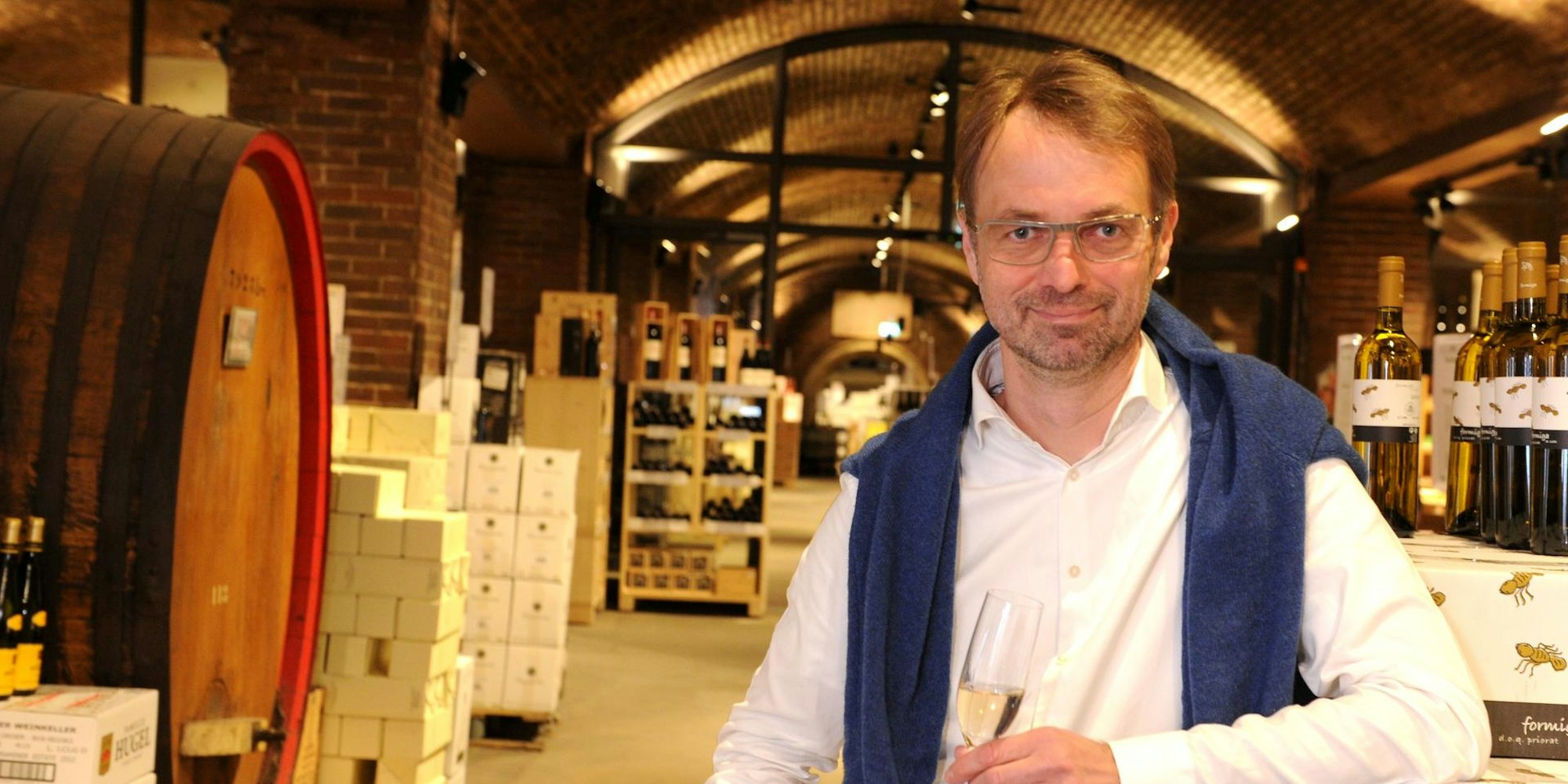 Andreas Brensing im 3000 Quadratmeter großen Gewölbe des Kölner Weinkellers.