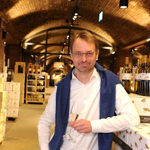 Andreas Brensing im 3000 Quadratmeter großen Gewölbe des Kölner Weinkellers.