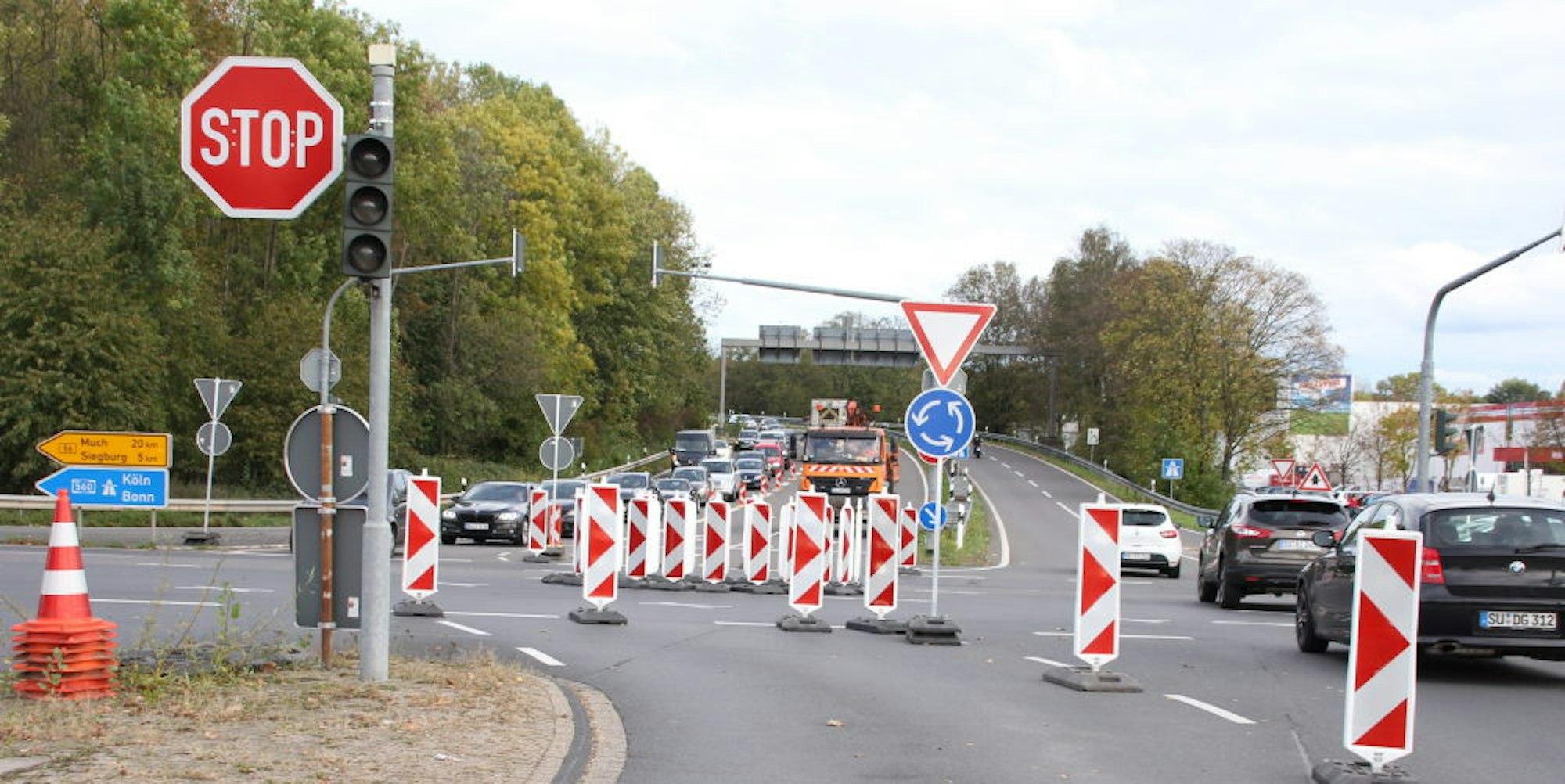 An der Kreuzung Einsteinstraße/B 56/Am Bauhof ist ein provisorischer Kreisel eingerichtet worden.