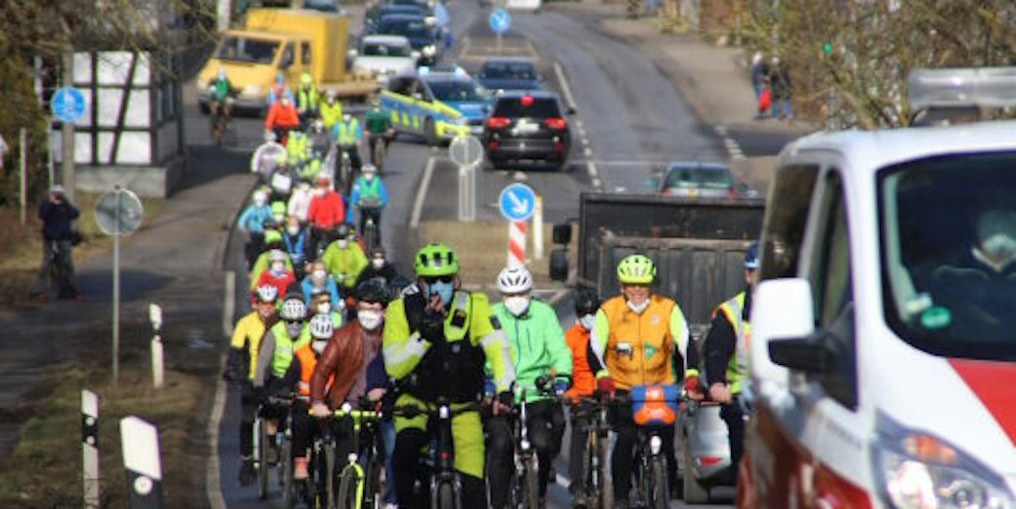 Die demonstrierenden Radfahrer absolvierten die Strecke zwischen Uckerath und Mendter Mark im Pulk.