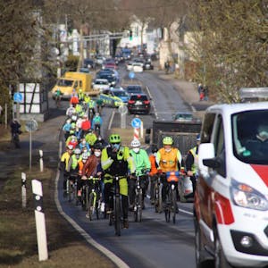 Die demonstrierenden Radfahrer absolvierten die Strecke zwischen Uckerath und Mendter Mark im Pulk.