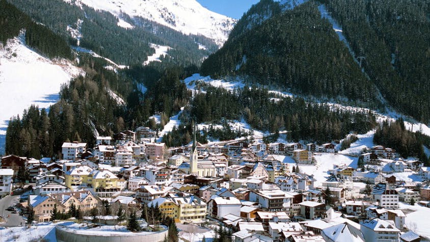 Der weltberühmte Skiort Ischgl im Tiroler Paznauntal wurde zum Hotspot für die Verbreitung des Coronavirus. Nun müssen Verantwortliche, die Gemeinde und Politiker mit Klagen rechnen.