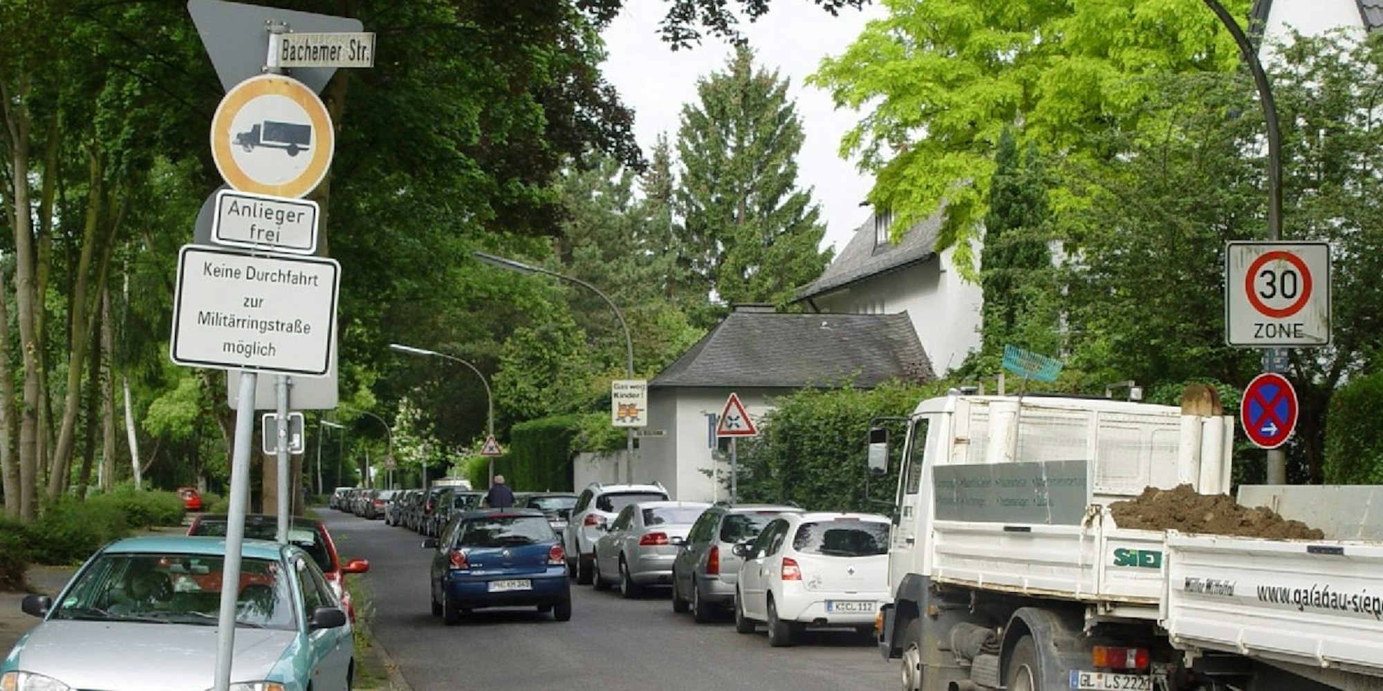 Die Bachemer Straße ist meist zugeparkt.