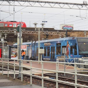 Knotenpunkt Weiden-West: Viele Pendler steigen im Kölner Westen in die Stadtbahnlinie 1 oder in die S-Bahn um, um zu ihrem Arbeitsplatz zu kommen.