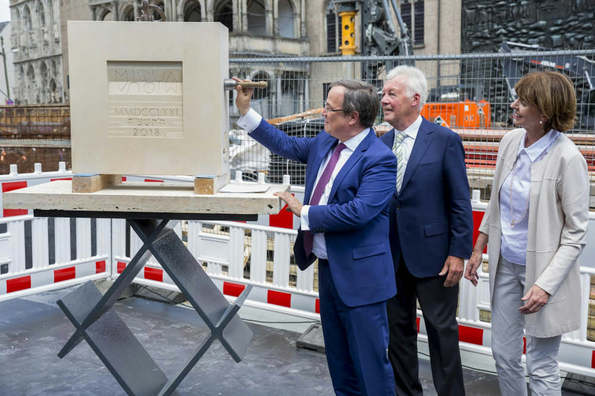 Jürgen Wilhelm (r.) mit NRW-Ministerpräsident Armin Laschet und Kölns Oberbürgermeisterin Henriette Reker bei der Grundsteinlegung des Jüdischen Museums im Juni.