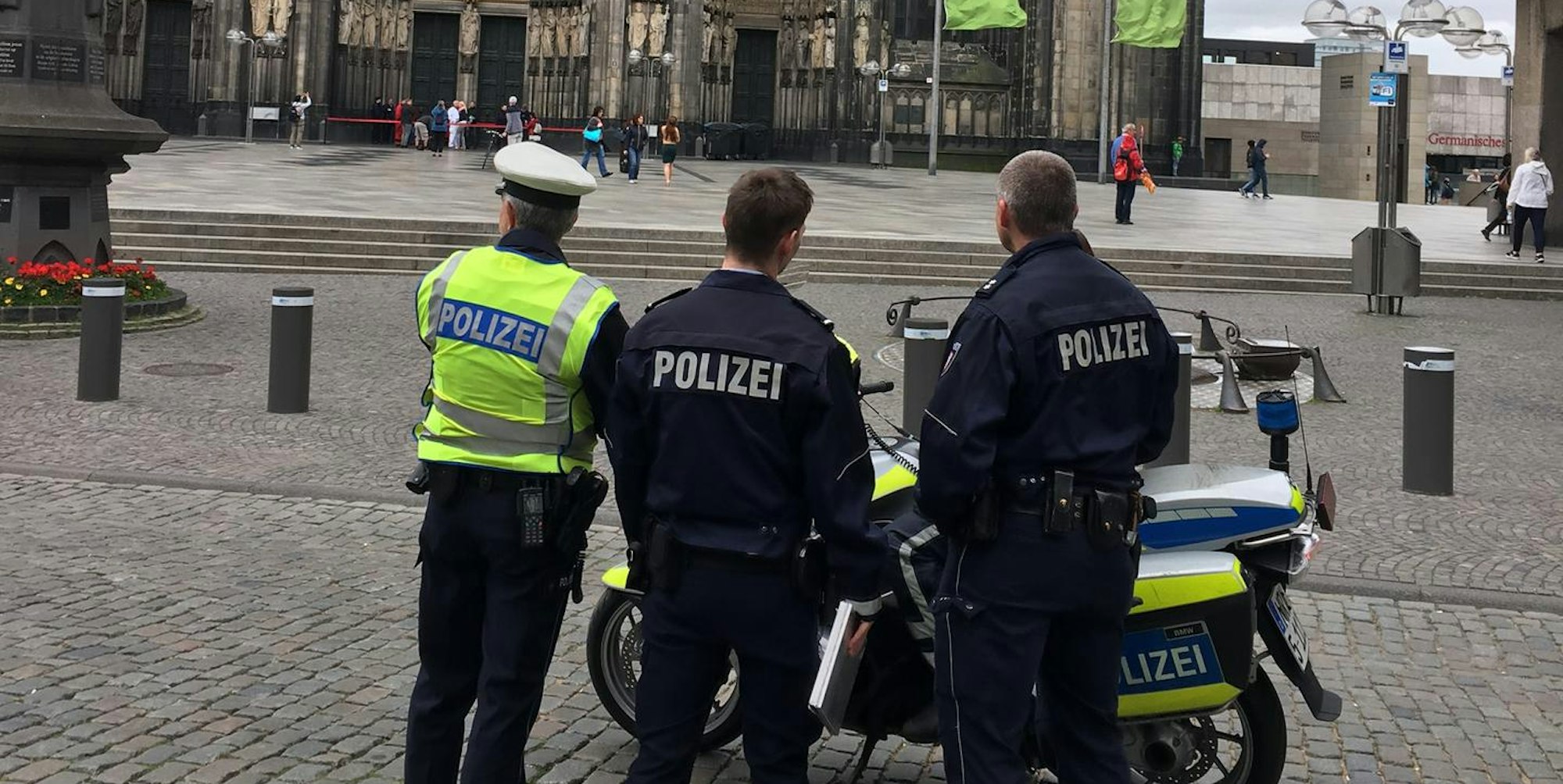 Polizisten am Kölner Dom