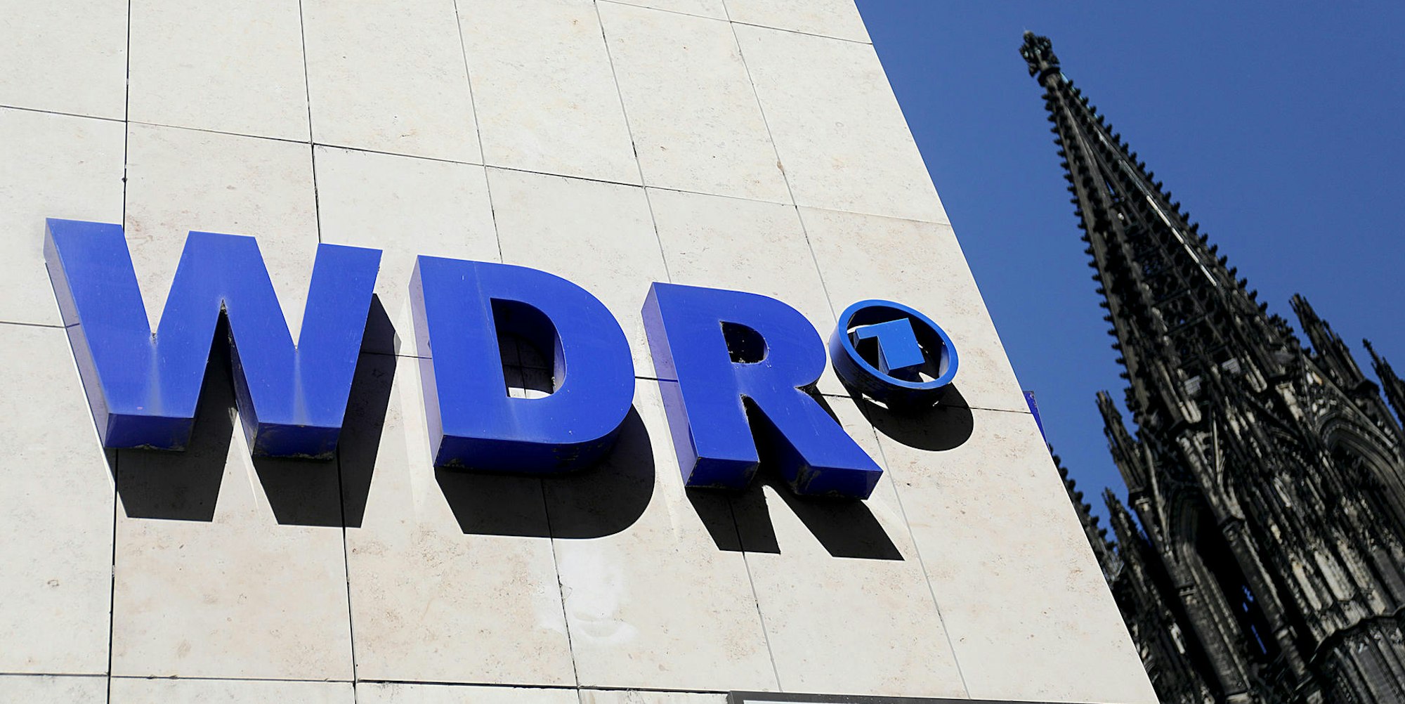 WDR-Logo an Gebäude