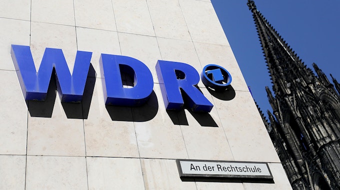 Ein WDR-Logo am Sender-Funkhaus in Köln