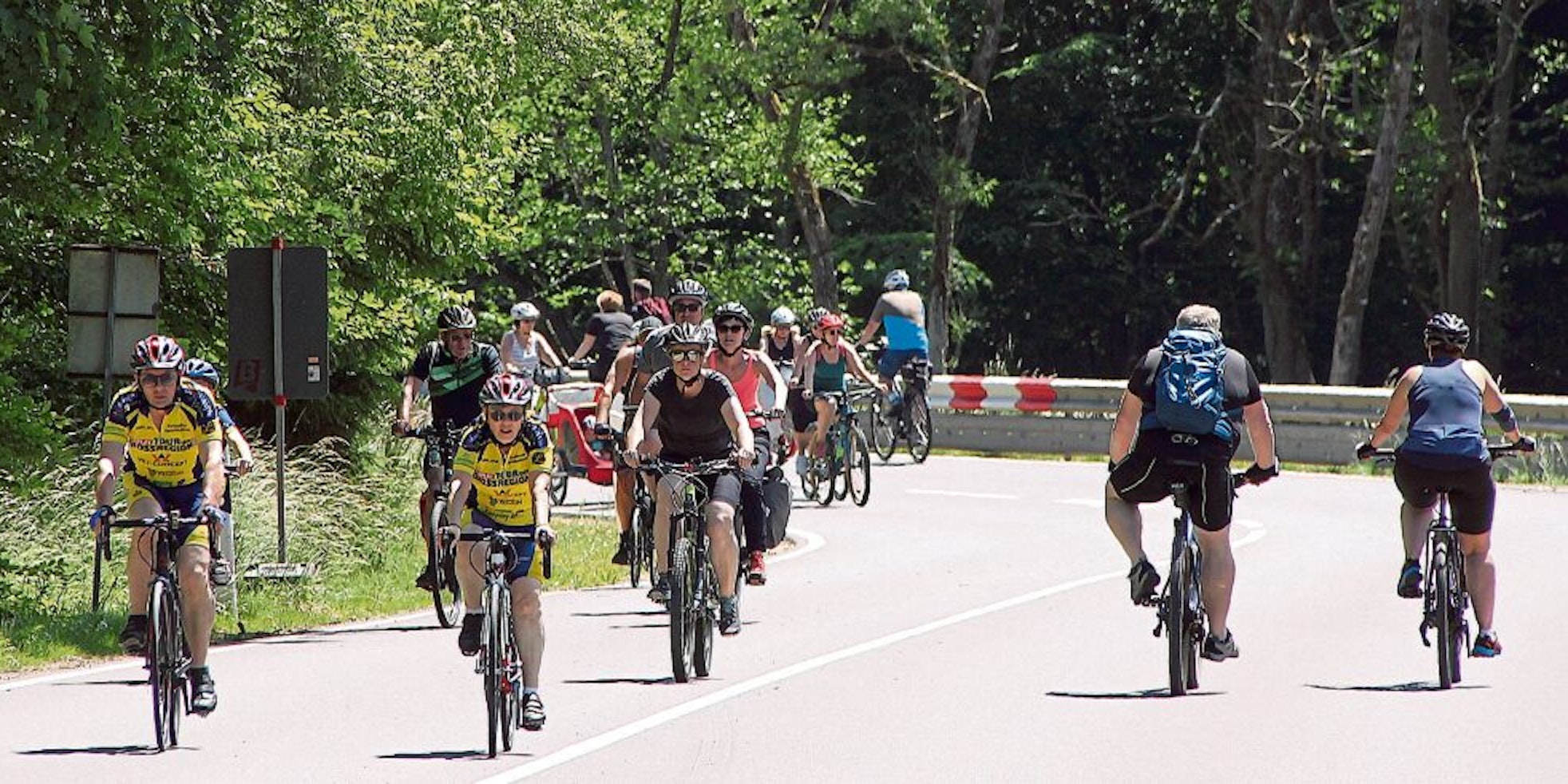 Tausende Radfahrer und Radfahrerinnen bevölkerten die B 258 zwischen Blankenheim und Antweiler beim autofreien Sonntag zur Tour de Ahrtal.