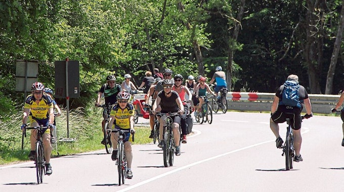 Tausende Radfahrer und Radfahrerinnen bevölkerten die B 258 zwischen Blankenheim und Antweiler beim autofreien Sonntag zur Tour de Ahrtal.