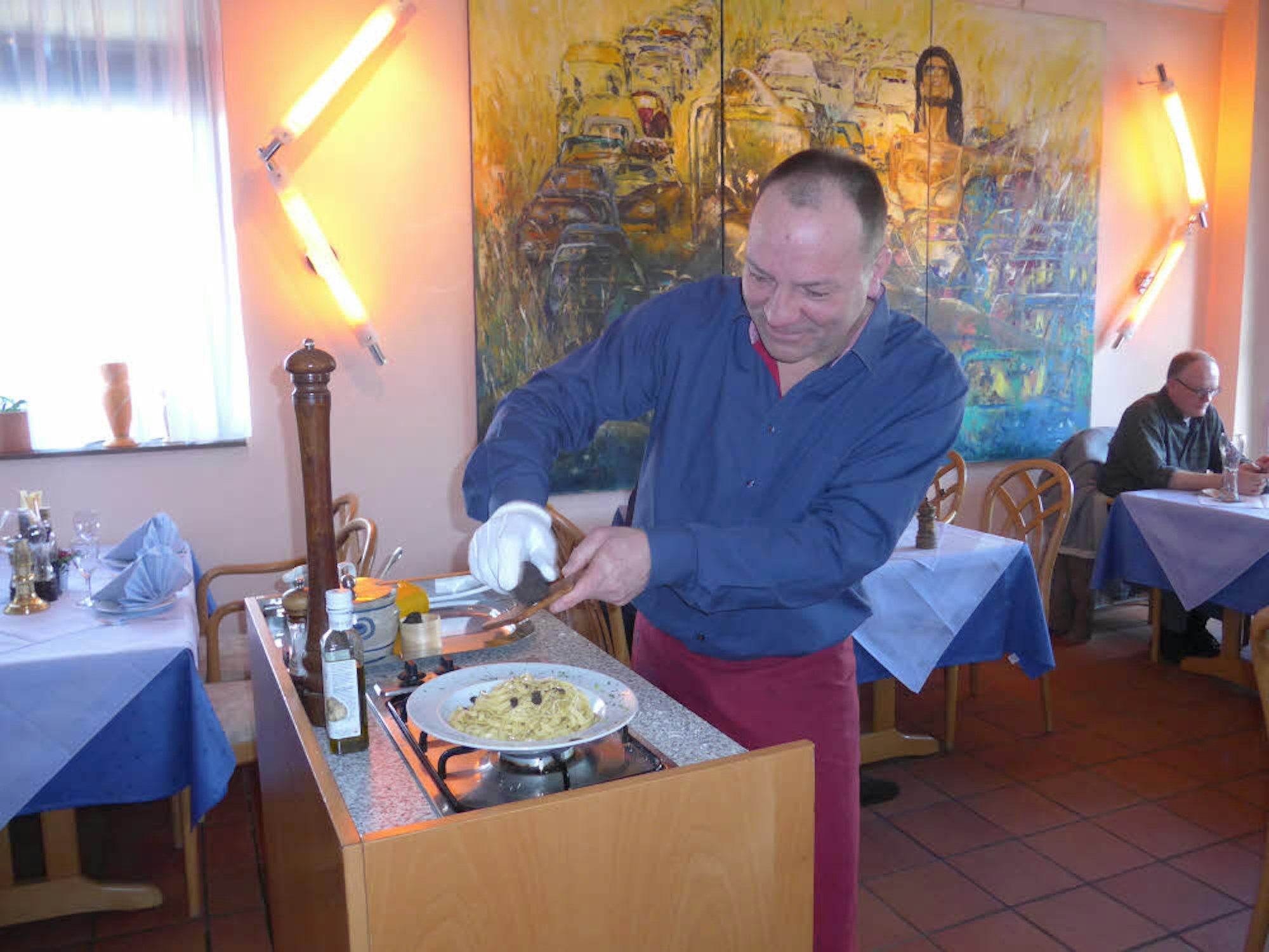 Thomas Dams vom Ristorante „Dolce Vita“ in Frechen bereitet Fettuccine mit frischem Trüffel und Parmesan vor den Augen der Gäste zu.
