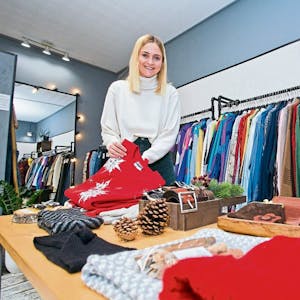 Nima Saal (24) trägt selbst am liebsten Vintage-Mode – also Kleidung aus vergangenen Jahrzehnten. Wer ihr Geschäft in Osberghausen besuchen möchte, schaut vorher am besten auf der Homepage nach, wie die Einkaufsbedingungen aktuell sind.