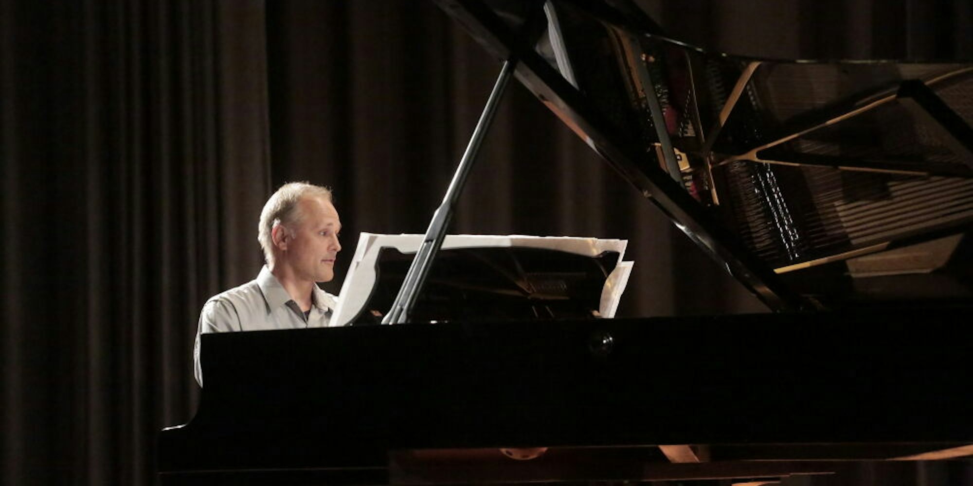 Komponist Falko Steinbach hofft darauf, dass das Klavierfestival im Sommer wieder in Lindlar stattfinden kann. (Archivfoto)