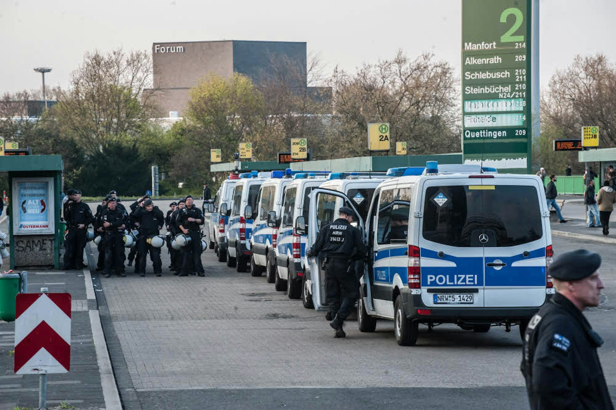 Einheiten von Bereitschaftspolizei und Bundespolizei rückten zur Verstärkung auf dem Busbahnhof an.