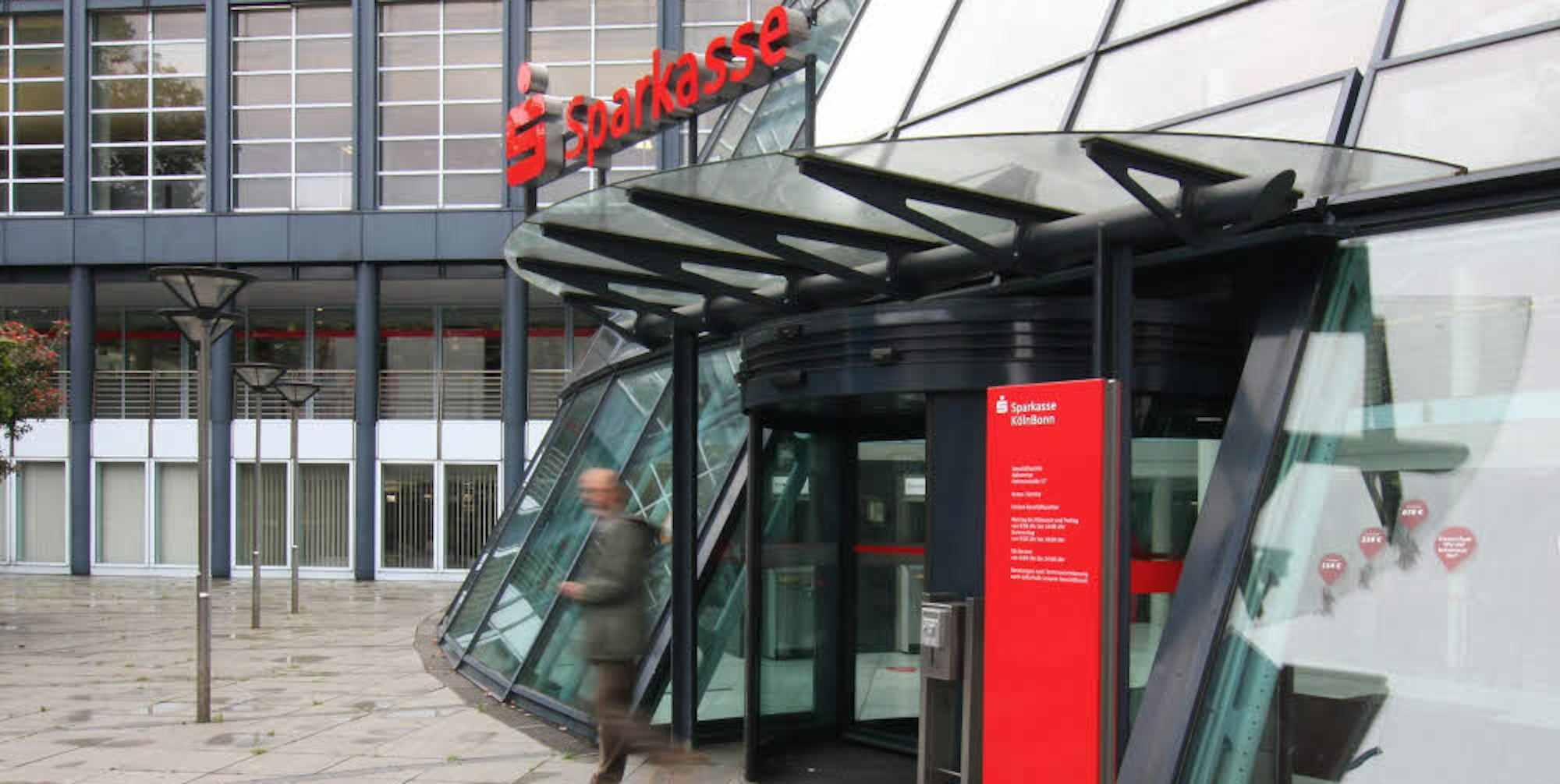 Eingang der Sparkassen-Zentrale an der Hahnenstraße. 