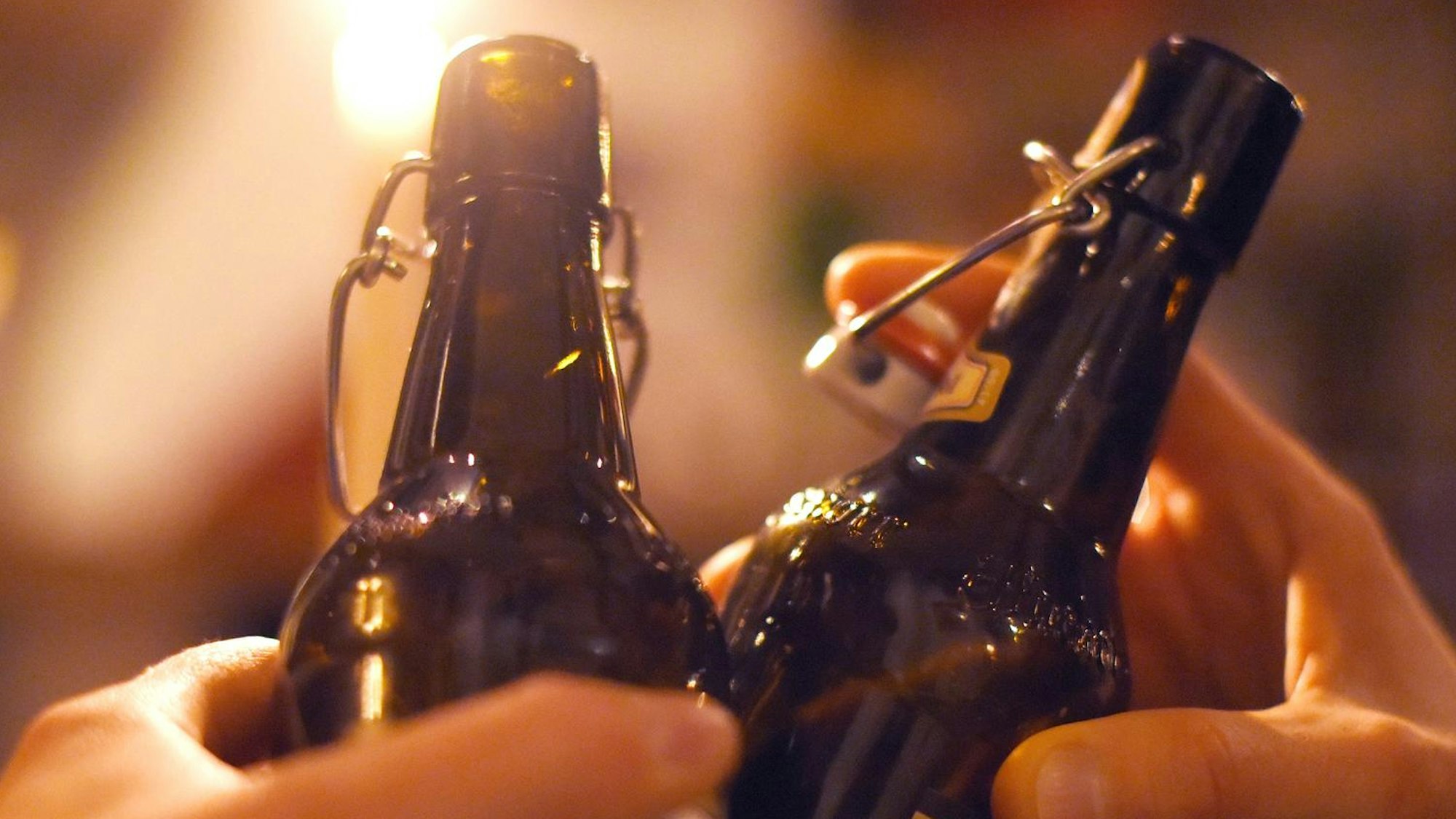 Auch alkoholfreies Bier kann Alkohol enthalten. Ein Experte erklärt die Details. Unser Foto zeigt zwei Personen beim Anstoßen – in diesem Fall mit alkoholhaltigem Bier.