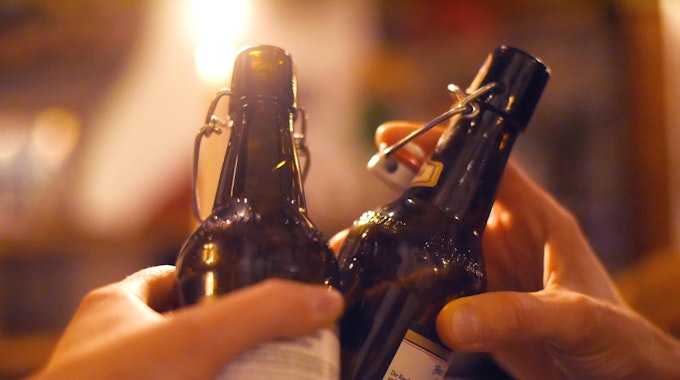 Auch alkoholfreies Bier kann Alkohol enthalten. Ein Experte erklärt die Details. Unser Foto zeigt zwei Personen beim Anstoßen – in diesem Fall mit alkoholhaltigem Bier.