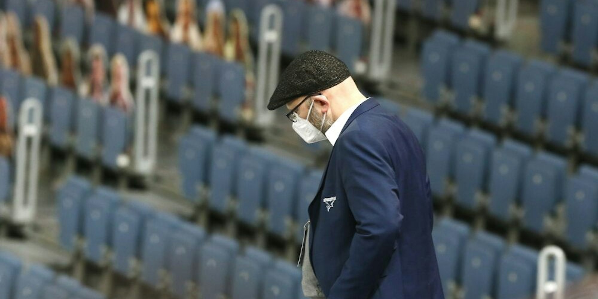 Haie-Geschäftsführer Philipp Walter vor leeren Rängen in der Lanxess Arena.