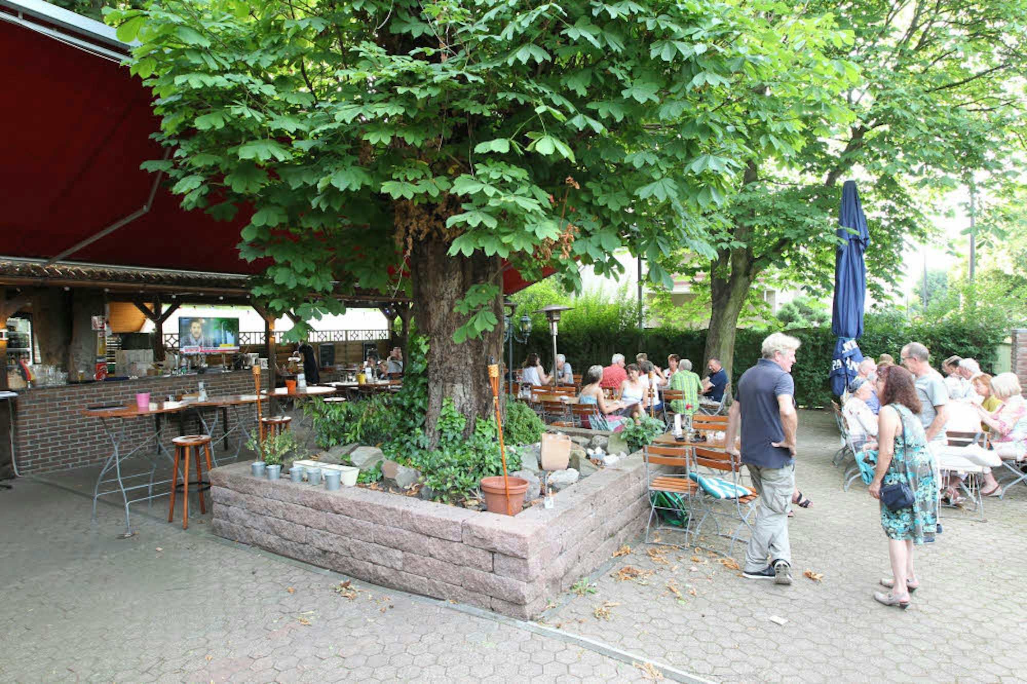 100 Sitzplätze draußen unter Bäumen wie auch drinnen bietet das Waldschlößchen in Troisdorf-Spich.