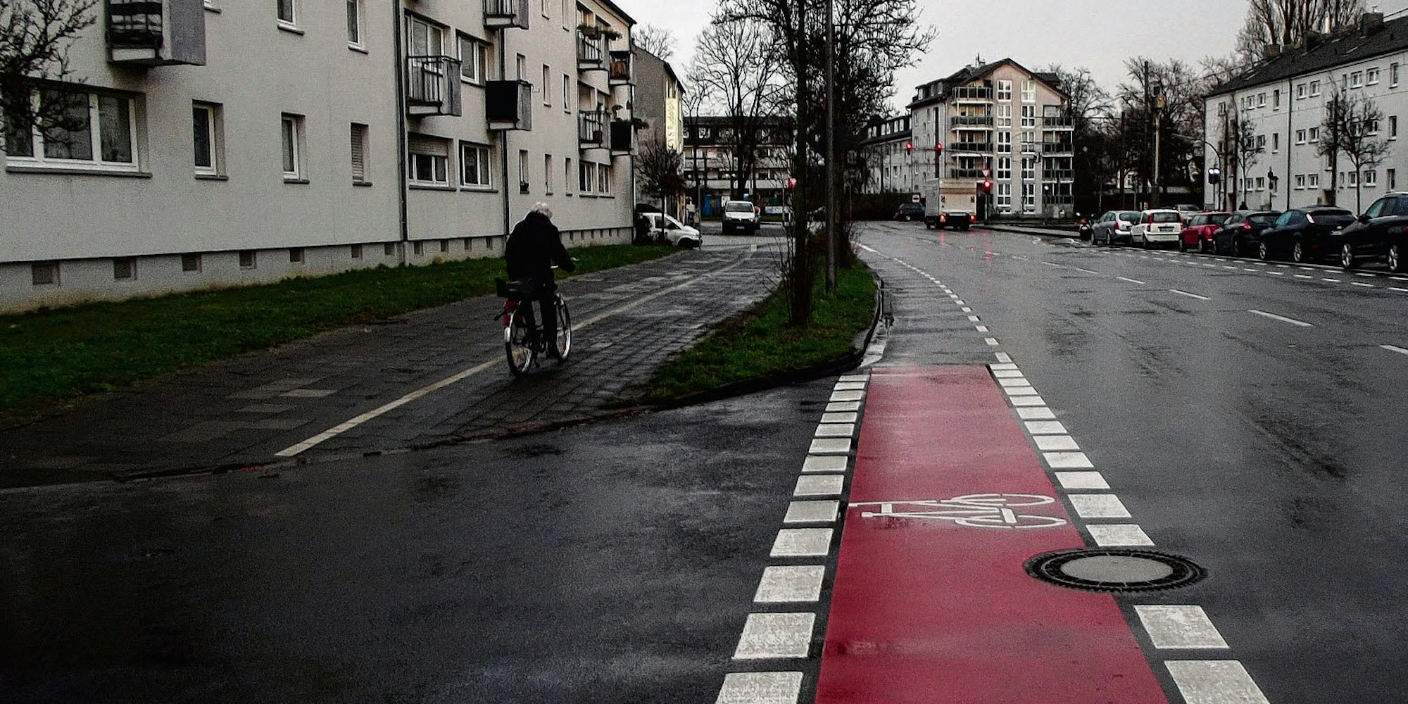 Die Schutzstreifen, hier in Höhe Urdenbacher Straße. Die Mehrzahl der Radler scheint jedoch den alten, separaten Fahrradweg zu bevorzugen.