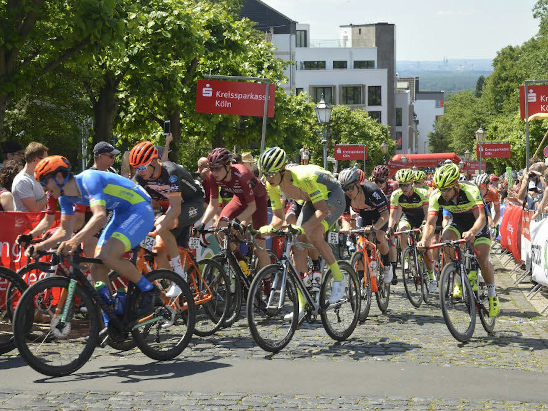 Profis und Amateure kämpften beim Radklassiker „Rund um Köln“ um Punkte und gute Zeiten. Als besondere Marterstrecke gilt das Kopfsteinpflaster am Schloss Bensberg.
