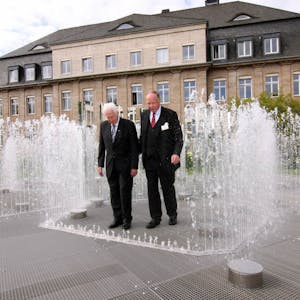 Das Wasser weicht: Bankmanager Graf Krockow (r.) und Bürgermeister Josef Müller bei der Feier zur Rückkehr der Bank an ihren Stammsitz. im September 2008.