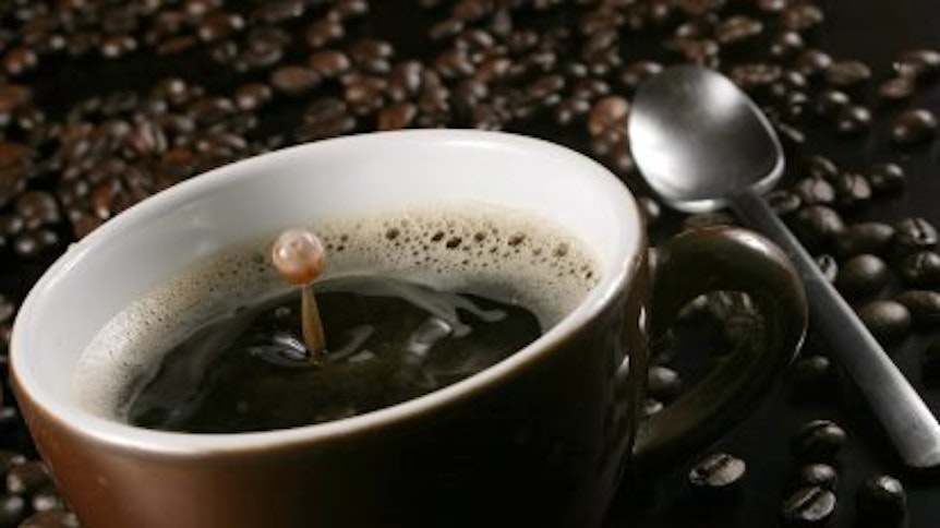 Was Kaffee alles kann: Angezündetes Kaffeepulver auf dem Gartentisch soll Wespen vertreiben.