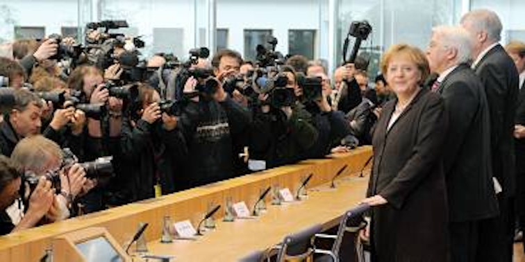Wenn Bundeskanzlerin Angela Merkel (CDU) und Außenminister Frank-Walter Steinmeier (SPD) vor die Presse treten, müssen Journalisten um einen Platz in der ersten Reihe kämpfen. (Bild: dpa)