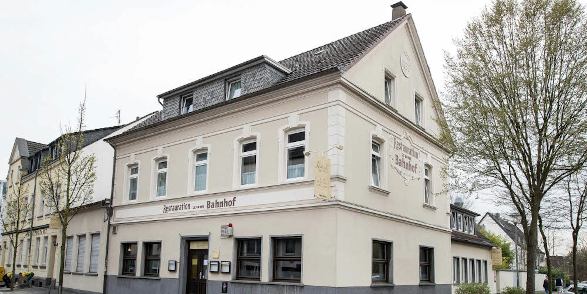 Das Hotel „Restauration zum Bahnhof“ in Dellbrück: Lief bei der Auftragsvergabe an Betreiberin Andrea Horitzky alles korrekt ab?