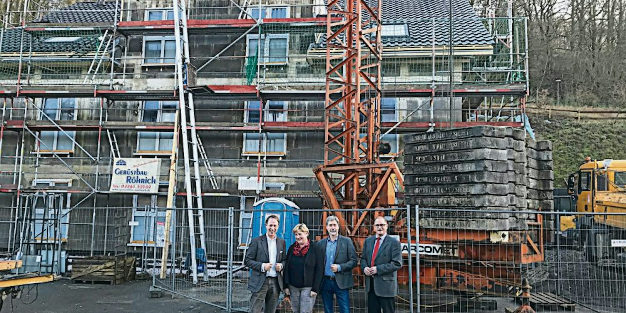 Vor dem Neubau für das Betreute Wohnen in Overath: (v.l.) Geschäftsführer Thomas Hambüchen, Claudia Middendorf und die Vorstandsmitglieder Hans-Hermann Tirre und Christian Möbius.