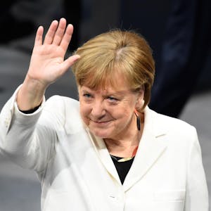 Merkel winkt dpa