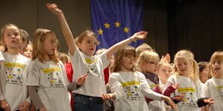 Bei einer Feierstunde im Pulheimer Köster-Saal begeisterten Kinder der Christina-Grundschule die Gäste mit tollen Gesangseinlagen. (Bild: Machnik)