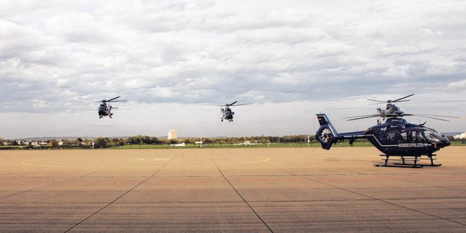 Pünktlich zur Vergabe der Lizenzen schwebten vier Hubschrauber vor dem Hangar ein, die die GSG 9 über Nacht zu einem Einsatz und wieder zurück gebracht hatten.