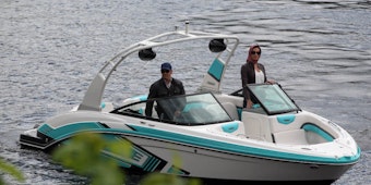 Ein seltenes Bild: Dank einer Sondergenehmigung durften die Schauspieler mit dem Motorboot auf dem Rursee fahren.