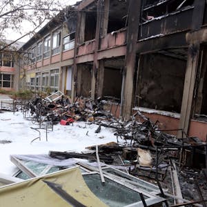 Die Verpuffung war so stark, dass eine Fensterfront samt Rahmen auf den Innenhof geschleudert wurde. Nach der Explosion hatten sich die Flammen auf benachbarte Räume ausgebreitet.
