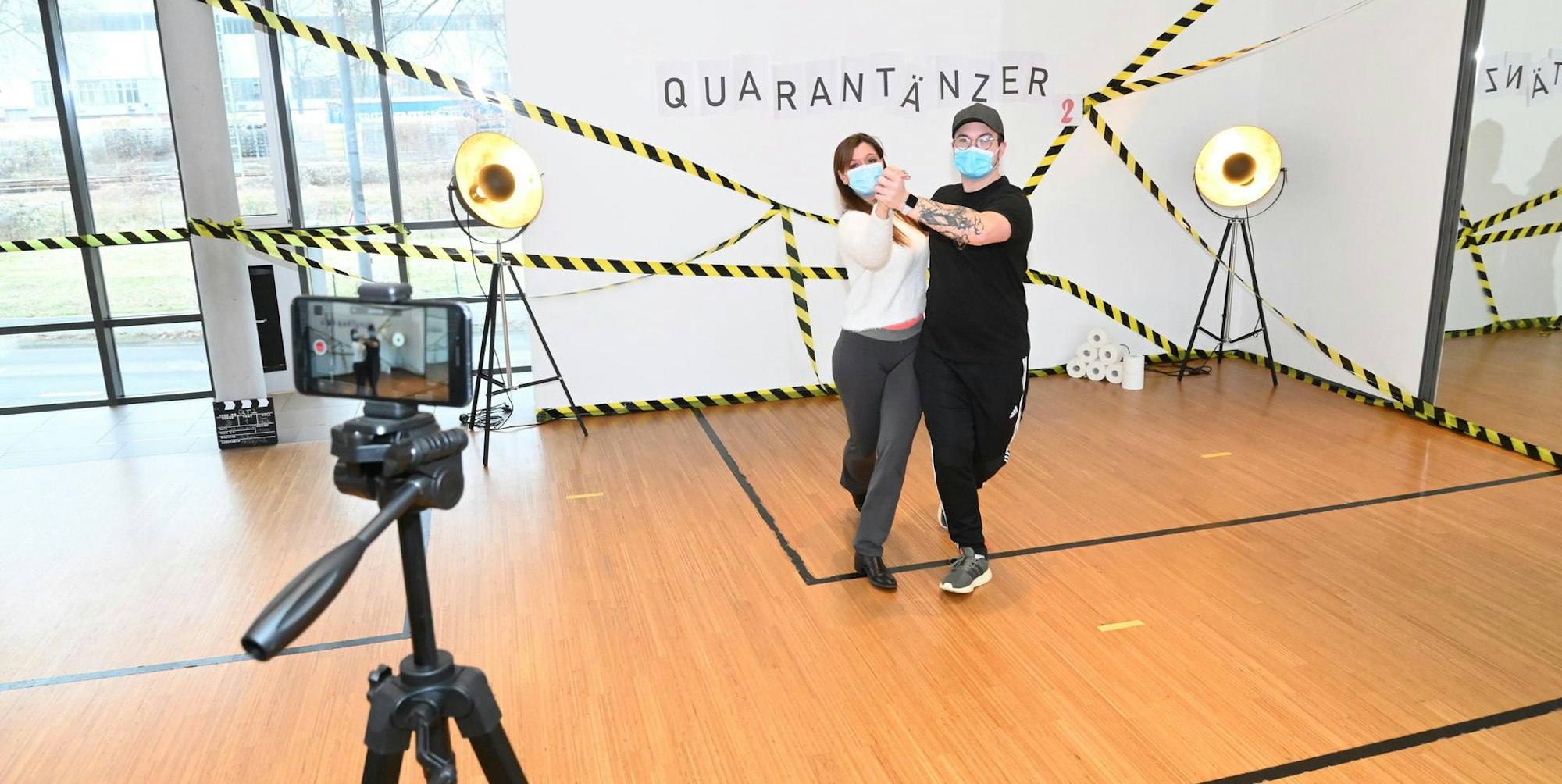 Für die Mitglieder der Tanzschule, die „Quarantänzer“, werden Videos aufgenommen.