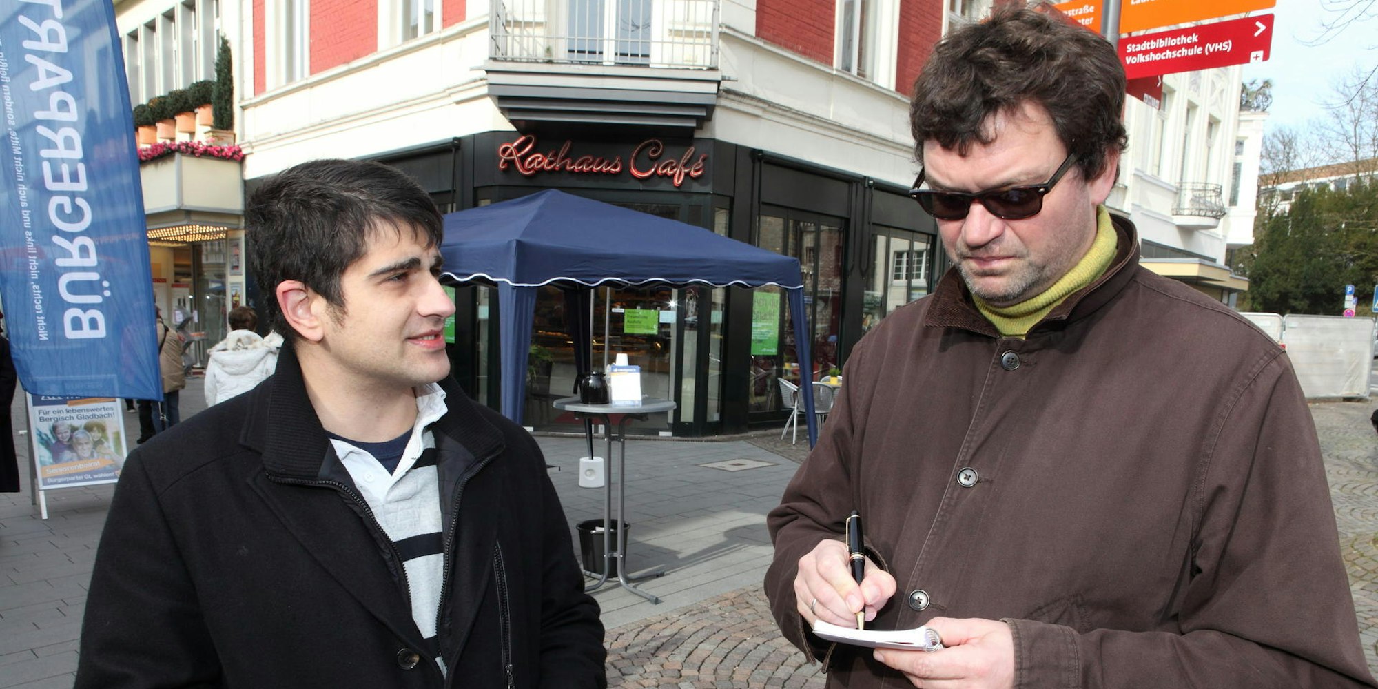 Frank Samirae (l.) im Gespräch mit Redakteur Matthias Niewels in 2015.