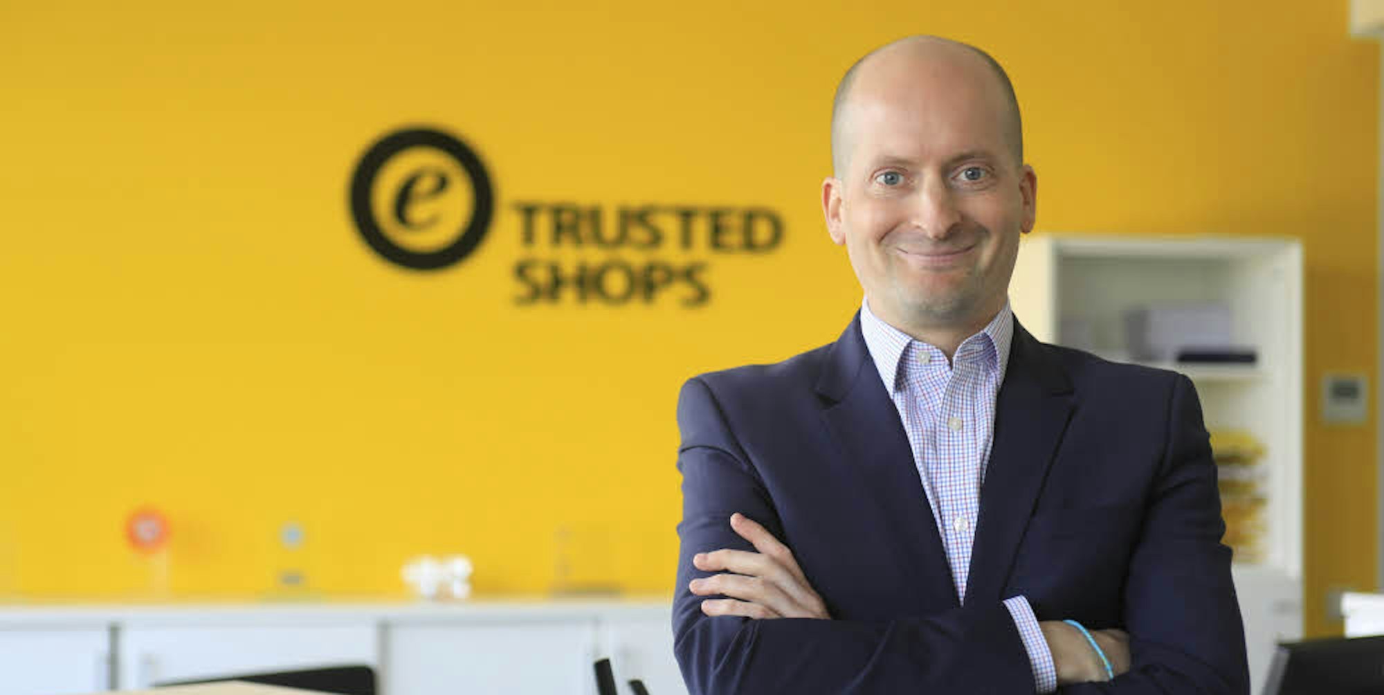 Ulrich Hafenbradl zeichnet Online-Händler mit dem Siegel „Trusted Shops“ aus.