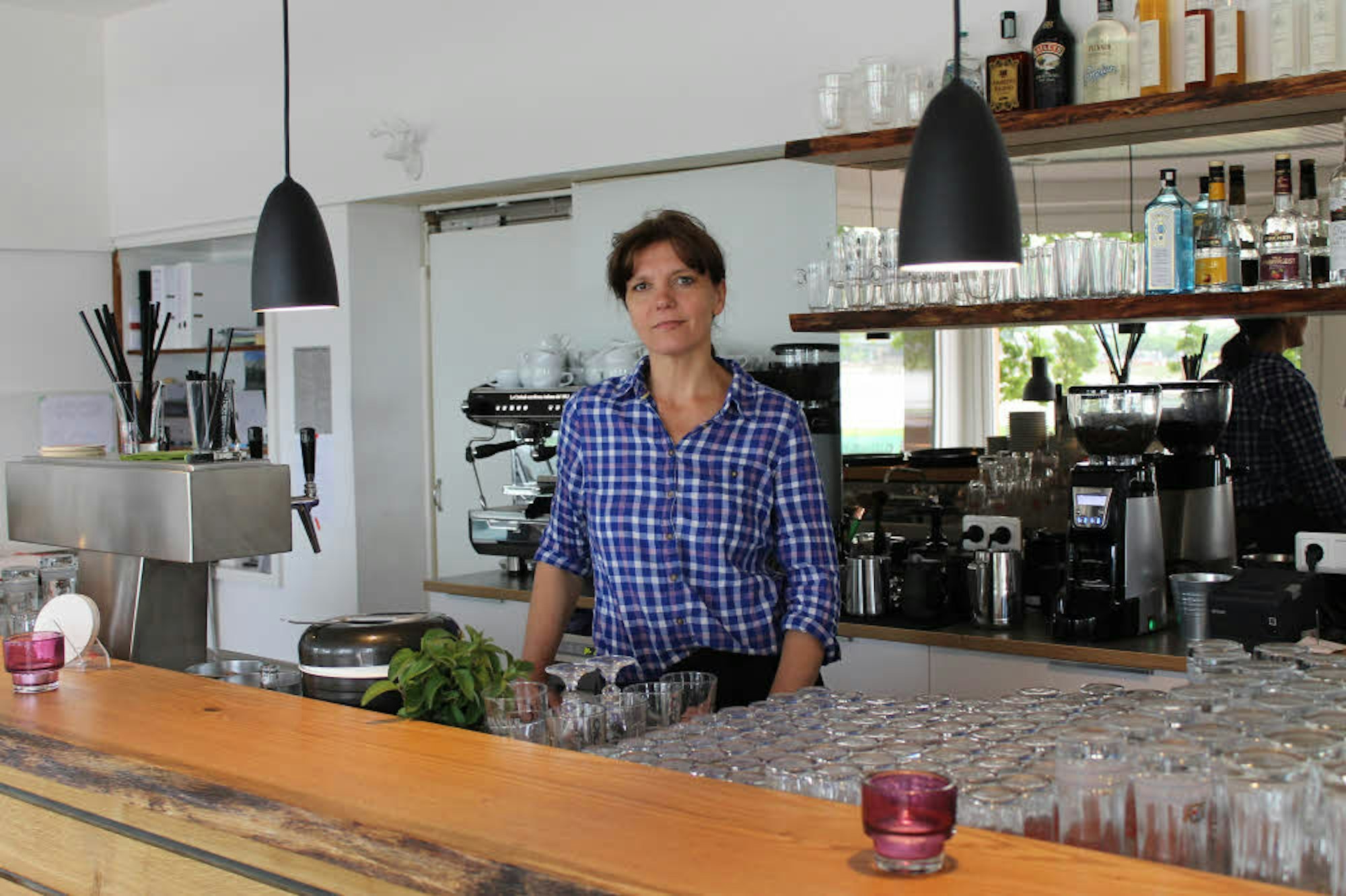 Sonja Theile-Ochel in ihrem Restaurant Rhein und Wiese in Poll.