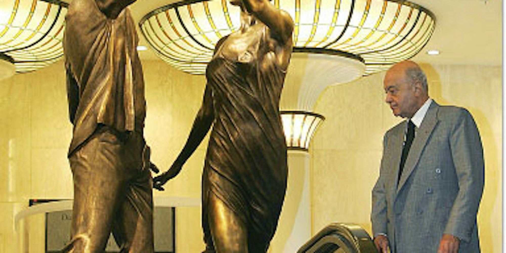 In Bronze gegossene Erinnerung: Mohammed al Fayed betrachtet sein Denkmal für Sohn Dodi und Prinzessin Diana, die vor acht Jahren ums Leben kamen.
