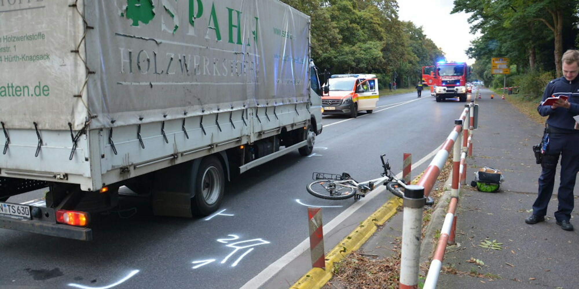 Mit dem Fahrrad wollte eine Schülerin (11) die Horbeller Straße (L 92) an der Querungshilfe überqueren und wurde dabei von einem Kleinlaster angefahren.