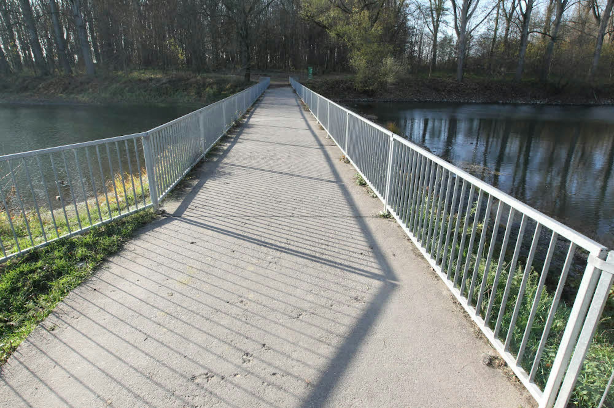 Einst führte die kleine Brücke zu einer Sportanlage, mittlerweile in ein naturbelassenes Naherholungsgebiet. Doch wirklich nötig ist die Brücke nicht.