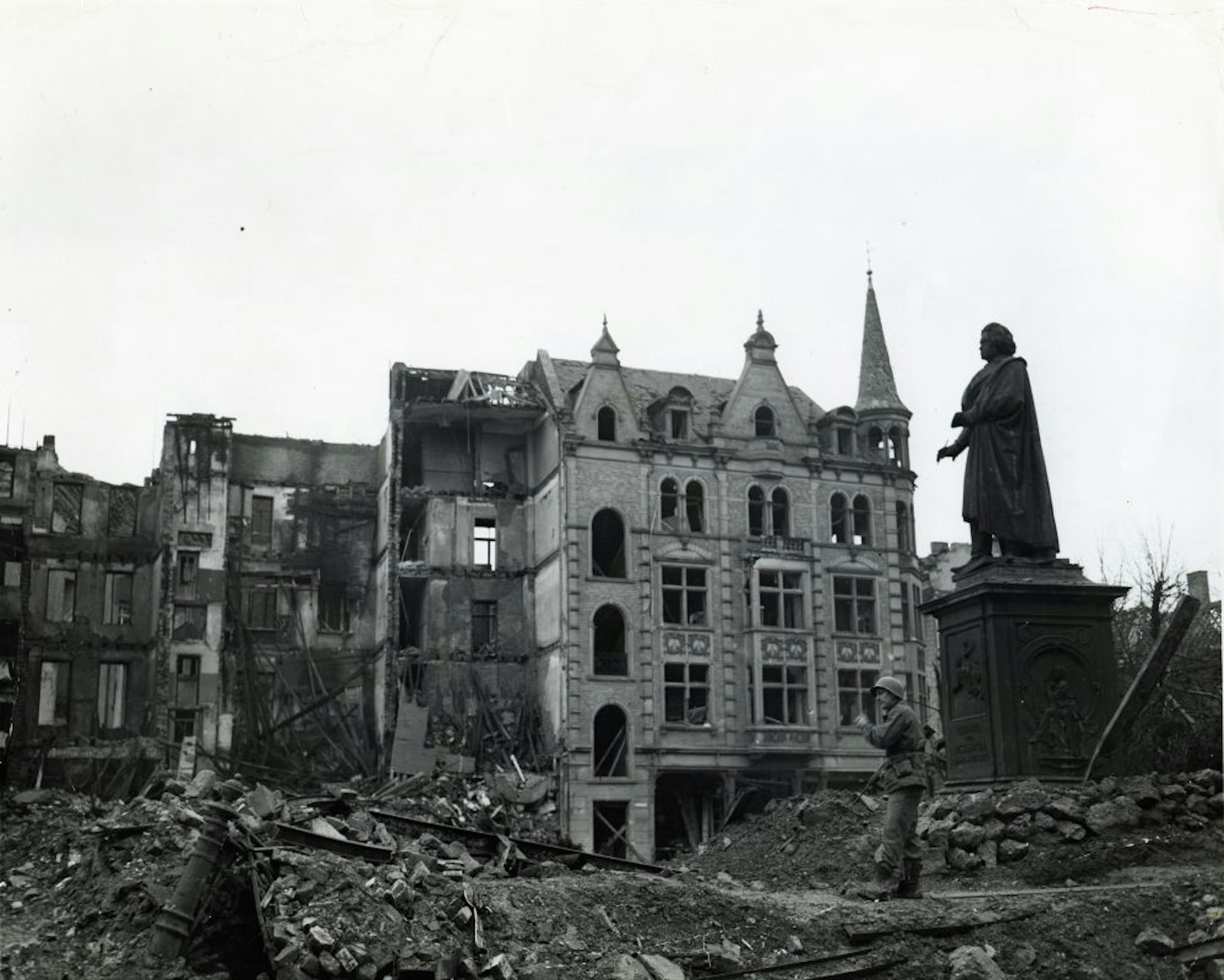 Historische Aufnahmen: Kriegsschäden am Münsterplatz.